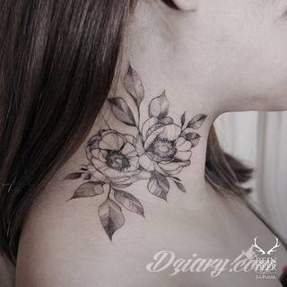 Tatuaż na szyi lub na karku jest głównie domeną mężczyzn, ale odpowiednia aranżacja daje również sporo opcji kobietom. To zwykle mocne, wyraziste grafiki o fantazyjnych kształtach inspirowanych wyobraźnią. 