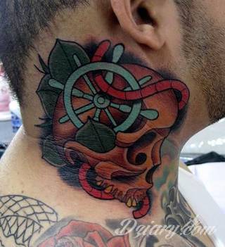 Tatuaż na szyi lub na karku jest głównie domeną mężczyzn, ale odpowiednia aranżacja daje również sporo opcji kobietom. To zwykle mocne, wyraziste grafiki o fantazyjnych kształtach inspirowanych wyobraźnią. 