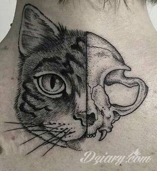 Tatuaż na szyi lub na karku jest głównie domeną mężczyzn, ale odpowiednia aranżacja daje również sporo opcji kobietom. To zwykle mocne, wyraziste grafiki o fantazyjnych kształtach inspirowanych wyobraźnią. 