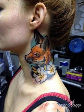 Tatuaż na szyi lub na karku jest głównie domeną mężczyzn, ale odpowiednia aranżacja daje również sporo opcji kobietom. To zwykle mocne, wyraziste grafiki o fantazyjnych kształtach inspirowanych wyobraźnią. 