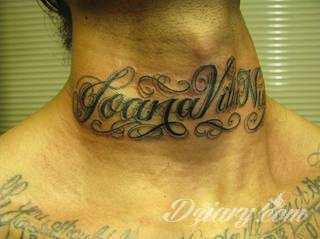 Tatuaż na szyi lub na karku jest głównie domeną mężczyzn, ale odpowiednia aranżacja daje również sporo opcji kobietom. To zwykle mocne, wyraziste grafiki o fantazyjnych kształtach inspirowanych wyobraźnią. 