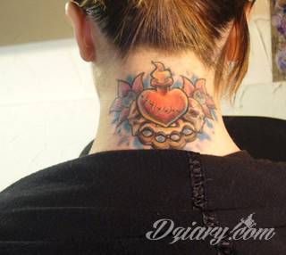 Tatuaż na szyi lub na karku jest głównie domeną mężczyzn, ale odpowiednia aranżacja daje również sporo opcji kobietom. To zwykle mocne, wyraziste grafiki o fantazyjnych kształtach inspirowanych wyobraźnią. 