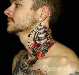 Tatuaż na szyi lub na karku jest głównie domeną mężczyzn, ale odpowiednia aranżacja daje również sporo opcji kobietom. To zwykle mocne, wyraziste grafiki o fantazyjnych kształtach inspirowanych wyobraźnią. 