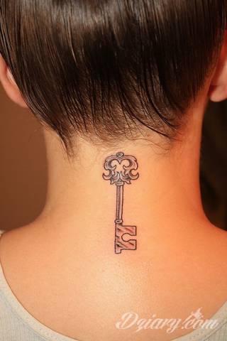 Tatuaż na szyi lub na karku jest głównie domeną mężczyzn, ale odpowiednia aranżacja daje również sporo opcji kobietom. To zwykle mocne, wyraziste grafiki o fantazyjnych kształtach inspirowanych wyobraźnią. 