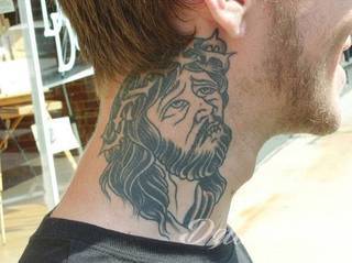 Tatuaż na szyi lub na karku jest głównie domeną mężczyzn, ale odpowiednia aranżacja daje również sporo opcji kobietom. To zwykle mocne, wyraziste grafiki o fantazyjnych kształtach inspirowanych wyobraźnią. 