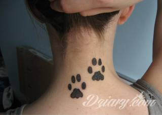 Tatuaż na szyi lub na karku jest głównie domeną mężczyzn, ale odpowiednia aranżacja daje również sporo opcji kobietom. To zwykle mocne, wyraziste grafiki o fantazyjnych kształtach inspirowanych wyobraźnią. 