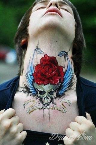 Tatuaż na szyi lub na karku jest głównie domeną mężczyzn, ale odpowiednia aranżacja daje również sporo opcji kobietom. To zwykle mocne, wyraziste grafiki o fantazyjnych kształtach inspirowanych wyobraźnią. 