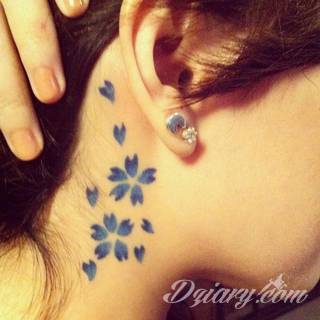 Tatuaż na szyi lub na karku jest głównie domeną mężczyzn, ale odpowiednia aranżacja daje również sporo opcji kobietom. To zwykle mocne, wyraziste grafiki o fantazyjnych kształtach inspirowanych wyobraźnią. 