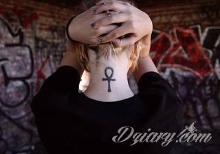 Tatuaż na szyi lub na karku jest głównie domeną mężczyzn, ale odpowiednia aranżacja daje również sporo opcji kobietom. To zwykle mocne, wyraziste grafiki o fantazyjnych kształtach inspirowanych wyobraźnią. 