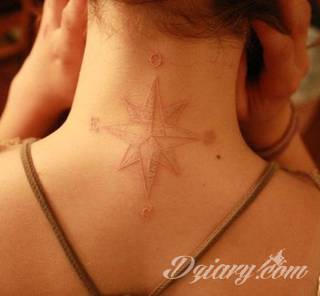 Tatuaż na szyi lub na karku jest głównie domeną mężczyzn, ale odpowiednia aranżacja daje również sporo opcji kobietom. To zwykle mocne, wyraziste grafiki o fantazyjnych kształtach inspirowanych wyobraźnią. 