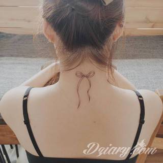 Tatuaż na szyi lub na karku jest głównie domeną mężczyzn, ale odpowiednia aranżacja daje również sporo opcji kobietom. To zwykle mocne, wyraziste grafiki o fantazyjnych kształtach inspirowanych wyobraźnią. 