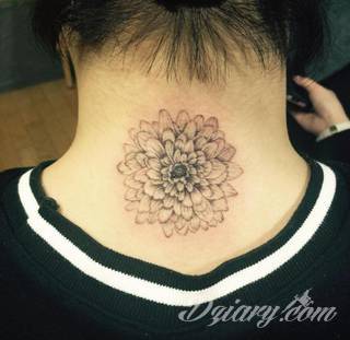 Tatuaż na szyi lub na karku jest głównie domeną mężczyzn, ale odpowiednia aranżacja daje również sporo opcji kobietom. To zwykle mocne, wyraziste grafiki o fantazyjnych kształtach inspirowanych wyobraźnią. 