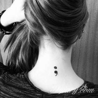 Tatuaż na szyi lub na karku jest głównie domeną mężczyzn, ale odpowiednia aranżacja daje również sporo opcji kobietom. To zwykle mocne, wyraziste grafiki o fantazyjnych kształtach inspirowanych wyobraźnią. 