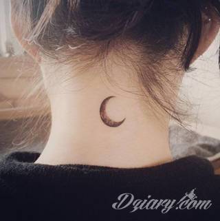 Tatuaż na szyi lub na karku jest głównie domeną mężczyzn, ale odpowiednia aranżacja daje również sporo opcji kobietom. To zwykle mocne, wyraziste grafiki o fantazyjnych kształtach inspirowanych wyobraźnią. 