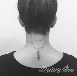 Tatuaż na szyi lub na karku jest głównie domeną mężczyzn, ale odpowiednia aranżacja daje również sporo opcji kobietom. To zwykle mocne, wyraziste grafiki o fantazyjnych kształtach inspirowanych wyobraźnią. 