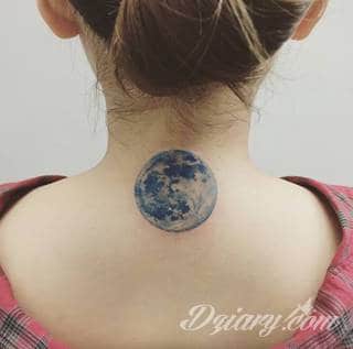 Tatuaż na szyi lub na karku jest głównie domeną mężczyzn, ale odpowiednia aranżacja daje również sporo opcji kobietom. To zwykle mocne, wyraziste grafiki o fantazyjnych kształtach inspirowanych wyobraźnią. 