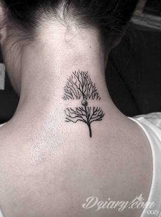 Tatuaż na szyi lub na karku jest głównie domeną mężczyzn, ale odpowiednia aranżacja daje również sporo opcji kobietom. To zwykle mocne, wyraziste grafiki o fantazyjnych kształtach inspirowanych wyobraźnią. 