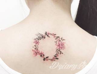 Tatuaż na szyi lub na karku jest głównie domeną mężczyzn, ale odpowiednia aranżacja daje również sporo opcji kobietom. To zwykle mocne, wyraziste grafiki o fantazyjnych kształtach inspirowanych wyobraźnią. 