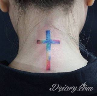 Tatuaż na szyi lub na karku jest głównie domeną mężczyzn, ale odpowiednia aranżacja daje również sporo opcji kobietom. To zwykle mocne, wyraziste grafiki o fantazyjnych kształtach inspirowanych wyobraźnią. 