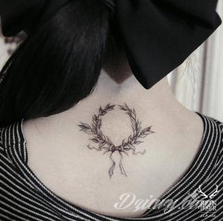 Tatuaż na szyi lub na karku jest głównie domeną mężczyzn, ale odpowiednia aranżacja daje również sporo opcji kobietom. To zwykle mocne, wyraziste grafiki o fantazyjnych kształtach inspirowanych wyobraźnią. 