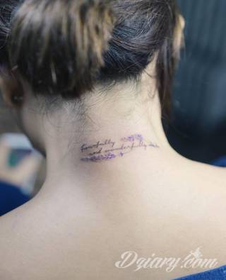 Tatuaż na szyi lub na karku jest głównie domeną mężczyzn, ale odpowiednia aranżacja daje również sporo opcji kobietom. To zwykle mocne, wyraziste grafiki o fantazyjnych kształtach inspirowanych wyobraźnią. 