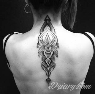 Tatuaż na szyi lub na karku jest głównie domeną mężczyzn, ale odpowiednia aranżacja daje również sporo opcji kobietom. To zwykle mocne, wyraziste grafiki o fantazyjnych kształtach inspirowanych wyobraźnią. 