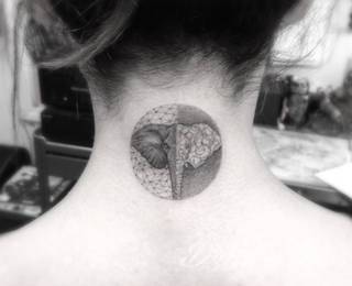 Tatuaż na szyi lub na karku jest głównie domeną mężczyzn, ale odpowiednia aranżacja daje również sporo opcji kobietom. To zwykle mocne, wyraziste grafiki o fantazyjnych kształtach inspirowanych wyobraźnią. 