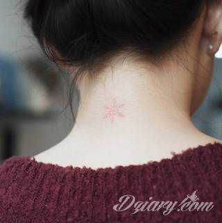 Tatuaż na szyi lub na karku jest głównie domeną mężczyzn, ale odpowiednia aranżacja daje również sporo opcji kobietom. To zwykle mocne, wyraziste grafiki o fantazyjnych kształtach inspirowanych wyobraźnią. 