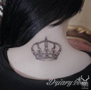 Tatuaż na szyi lub na karku jest głównie domeną mężczyzn, ale odpowiednia aranżacja daje również sporo opcji kobietom. To zwykle mocne, wyraziste grafiki o fantazyjnych kształtach inspirowanych wyobraźnią. 