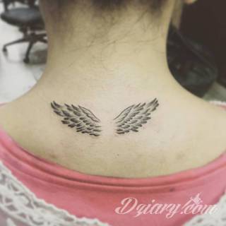 Tatuaż na szyi lub na karku jest głównie domeną mężczyzn, ale odpowiednia aranżacja daje również sporo opcji kobietom. To zwykle mocne, wyraziste grafiki o fantazyjnych kształtach inspirowanych wyobraźnią. 