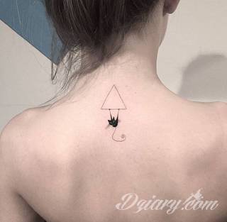 Tatuaż na szyi lub na karku jest głównie domeną mężczyzn, ale odpowiednia aranżacja daje również sporo opcji kobietom. To zwykle mocne, wyraziste grafiki o fantazyjnych kształtach inspirowanych wyobraźnią. 