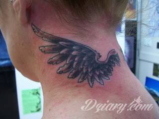 Tatuaż na szyi lub na karku jest głównie domeną mężczyzn, ale odpowiednia aranżacja daje również sporo opcji kobietom. To zwykle mocne, wyraziste grafiki o fantazyjnych kształtach inspirowanych wyobraźnią. 