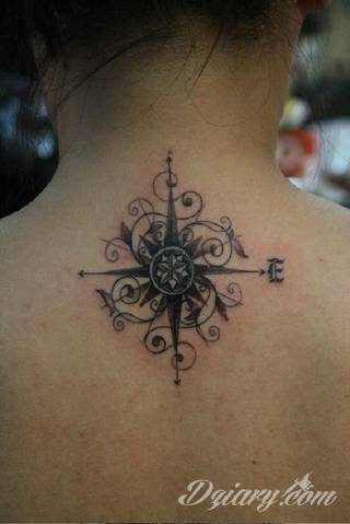 Tatuaż na szyi lub na karku jest głównie domeną mężczyzn, ale odpowiednia aranżacja daje również sporo opcji kobietom. To zwykle mocne, wyraziste grafiki o fantazyjnych kształtach inspirowanych wyobraźnią. 