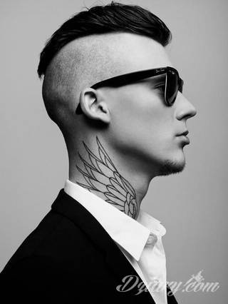 Tatuaż na szyi lub na karku jest głównie domeną mężczyzn, ale odpowiednia aranżacja daje również sporo opcji kobietom. To zwykle mocne, wyraziste grafiki o fantazyjnych kształtach inspirowanych wyobraźnią. 