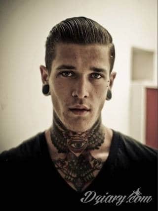 Tatuaż na szyi lub na karku jest głównie domeną mężczyzn, ale odpowiednia aranżacja daje również sporo opcji kobietom. To zwykle mocne, wyraziste grafiki o fantazyjnych kształtach inspirowanych wyobraźnią. 