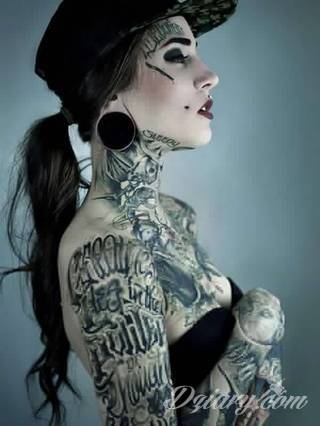 Tatuaż na szyi lub na karku jest głównie domeną mężczyzn, ale odpowiednia aranżacja daje również sporo opcji kobietom. To zwykle mocne, wyraziste grafiki o fantazyjnych kształtach inspirowanych wyobraźnią. 