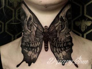 Tatuaż na szyi lub na karku jest głównie domeną mężczyzn, ale odpowiednia aranżacja daje również sporo opcji kobietom. To zwykle mocne, wyraziste grafiki o fantazyjnych kształtach inspirowanych wyobraźnią. 