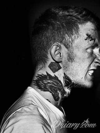 Tatuaż na szyi lub na karku jest głównie domeną mężczyzn, ale odpowiednia aranżacja daje również sporo opcji kobietom. To zwykle mocne, wyraziste grafiki o fantazyjnych kształtach inspirowanych wyobraźnią. 