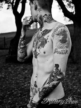 Tatuaż na szyi lub na karku jest głównie domeną mężczyzn, ale odpowiednia aranżacja daje również sporo opcji kobietom. To zwykle mocne, wyraziste grafiki o fantazyjnych kształtach inspirowanych wyobraźnią. 