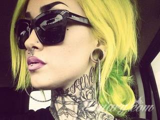 Tatuaż na szyi lub na karku jest głównie domeną mężczyzn, ale odpowiednia aranżacja daje również sporo opcji kobietom. To zwykle mocne, wyraziste grafiki o fantazyjnych kształtach inspirowanych wyobraźnią. 