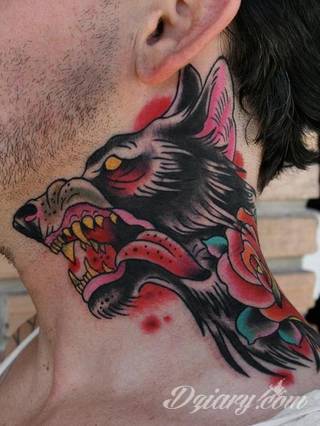 Tatuaż na szyi lub na karku jest głównie domeną mężczyzn, ale odpowiednia aranżacja daje również sporo opcji kobietom. To zwykle mocne, wyraziste grafiki o fantazyjnych kształtach inspirowanych wyobraźnią. 