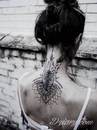 Tatuaż na szyi lub na karku jest głównie domeną mężczyzn, ale odpowiednia aranżacja daje również sporo opcji kobietom. To zwykle mocne, wyraziste grafiki o fantazyjnych kształtach inspirowanych wyobraźnią. 