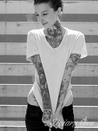 Tatuaż na szyi lub na karku jest głównie domeną mężczyzn, ale odpowiednia aranżacja daje również sporo opcji kobietom. To zwykle mocne, wyraziste grafiki o fantazyjnych kształtach inspirowanych wyobraźnią. 