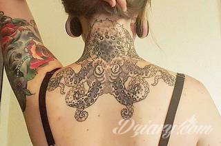 Tatuaż na szyi lub na karku jest głównie domeną mężczyzn, ale odpowiednia aranżacja daje również sporo opcji kobietom. To zwykle mocne, wyraziste grafiki o fantazyjnych kształtach inspirowanych wyobraźnią. 