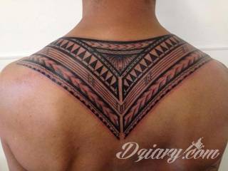 Tatuaż na szyi lub na karku jest głównie domeną mężczyzn, ale odpowiednia aranżacja daje również sporo opcji kobietom. To zwykle mocne, wyraziste grafiki o fantazyjnych kształtach inspirowanych wyobraźnią. 