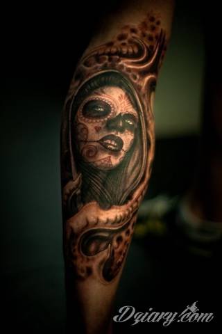 Kobiece tatuaże na udzie tworzą swoistą grę zmysłów z odbiorcą. Kuszą, intrygują, podniecają - stanowią niezwykły element zdobiący intymny fragment ciała odważnych dziewcząt i kobiet. 