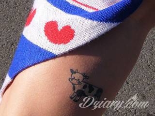 Kobiece tatuaże na udzie tworzą swoistą grę zmysłów z odbiorcą. Kuszą, intrygują, podniecają - stanowią niezwykły element zdobiący intymny fragment ciała odważnych dziewcząt i kobiet. 