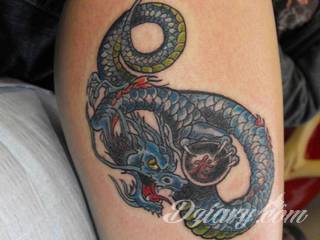 Kobiece tatuaże na udzie tworzą swoistą grę zmysłów z odbiorcą. Kuszą, intrygują, podniecają - stanowią niezwykły element zdobiący intymny fragment ciała odważnych dziewcząt i kobiet. 