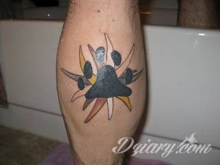 Kobiece tatuaże na udzie tworzą swoistą grę zmysłów z odbiorcą. Kuszą, intrygują, podniecają - stanowią niezwykły element zdobiący intymny fragment ciała odważnych dziewcząt i kobiet. 