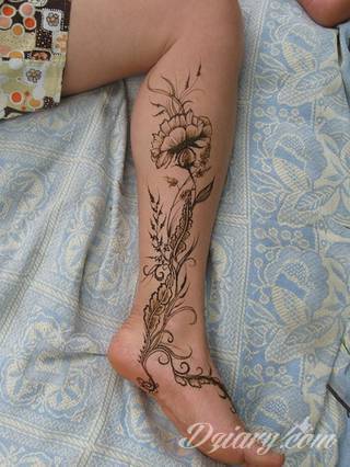 Kobiece tatuaże na udzie tworzą swoistą grę zmysłów z odbiorcą. Kuszą, intrygują, podniecają - stanowią niezwykły element zdobiący intymny fragment ciała odważnych dziewcząt i kobiet. 